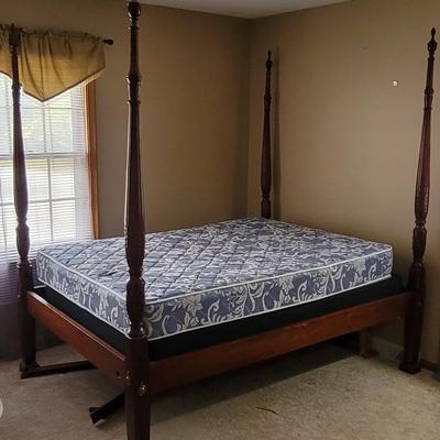 Queen Size Canopy Bed