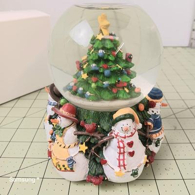 Christmas Snowmen Snow Globe