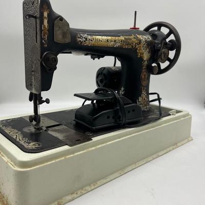 Antique Singer Sewer G486 7586 ~Read Details