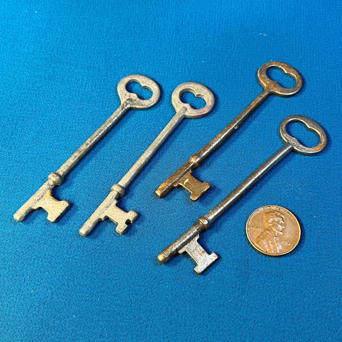 4 VINTAGE SKELETON KEYS