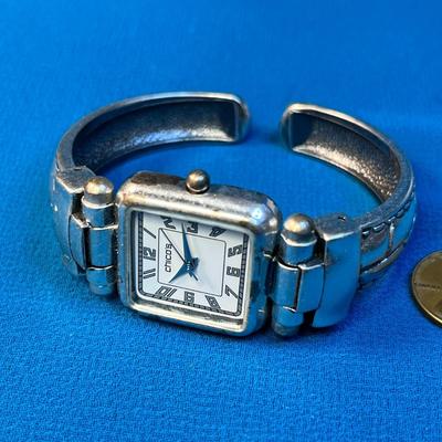 HANDSOME CHICO'S SILVER TONE CLAMSHELL STYLE BAND WATCH 