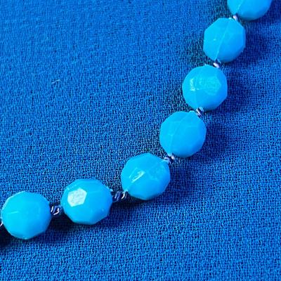 TURQUOISE COLORED PLASTIC BEAD NECKLACE