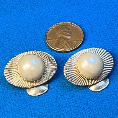 VINTAGE FAUX PEARL ON SUNBURST BASE EARRINGS