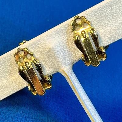 BEAUTIFUL GREEN PRONG SET RHINESTONE EARRINGS WITH GOLD TONE FILIGREE DETAIL