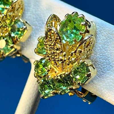 BEAUTIFUL GREEN PRONG SET RHINESTONE EARRINGS WITH GOLD TONE FILIGREE DETAIL