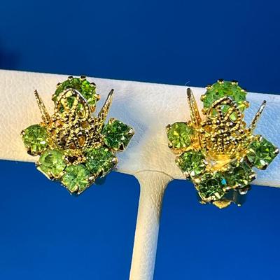 BEAUTIFUL GREEN PRONG SET RHINESTONE EARRINGS WITH GOLD TONE FILIGREE DETAIL