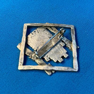 MESO-AMERICAN MOTIF SILVER TONE PIN BROOCH  NICE DETAIL