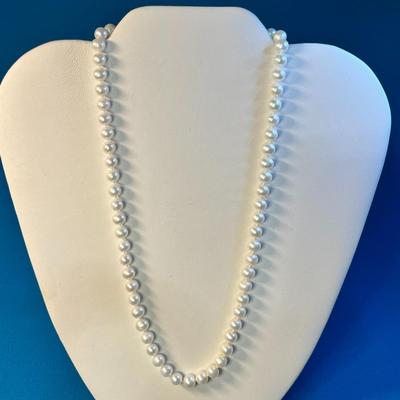 CULTURED PEARL NECKLACE WITH 14K GOLD CLASP