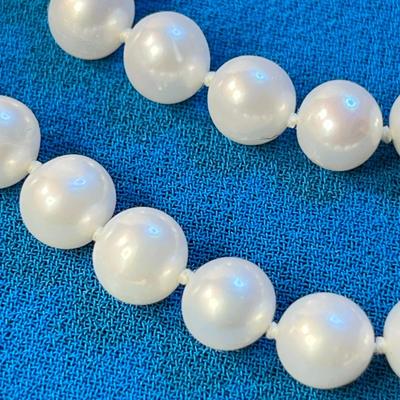 CULTURED PEARL NECKLACE WITH 14K GOLD CLASP