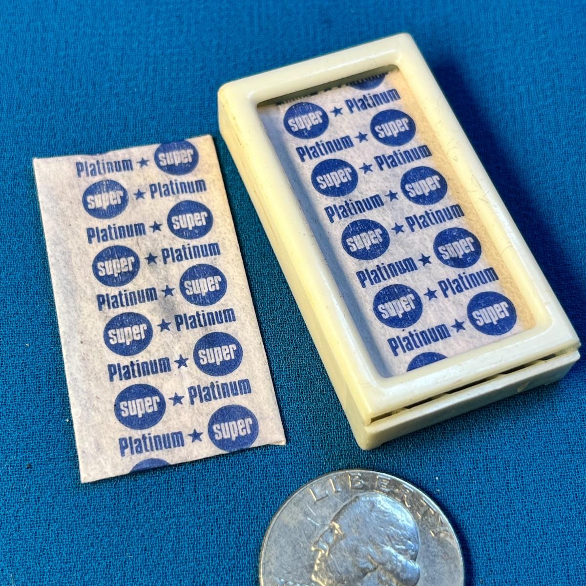 VINTAGE RAZOR BLADE HOLDER/DISPENSER w/4 BLADES MADE IN ISRAEL