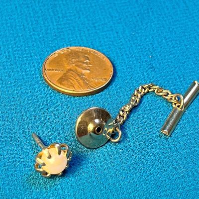 REAL PEARL IN GOLD TONE SETTING TIE TACK