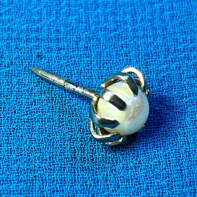 REAL PEARL IN GOLD TONE SETTING TIE TACK