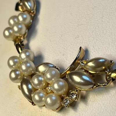 LOVELY FAUX PEARL, RHINESTONE, GOLD TONE FLORAL NECKLACE