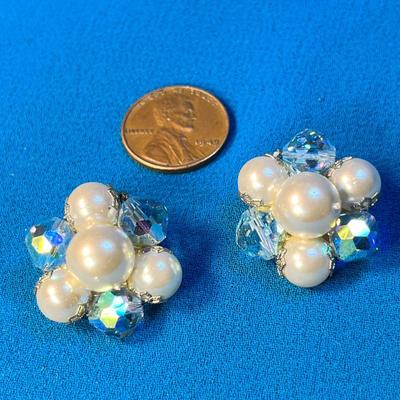 PRETTY FAUX PEARL, FACETED BLUE BEAD CLUSTER EARRINGS