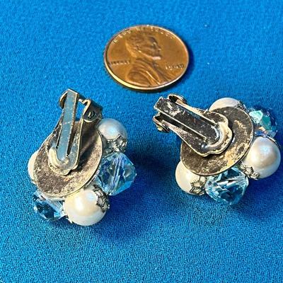 PRETTY FAUX PEARL, FACETED BLUE BEAD CLUSTER EARRINGS