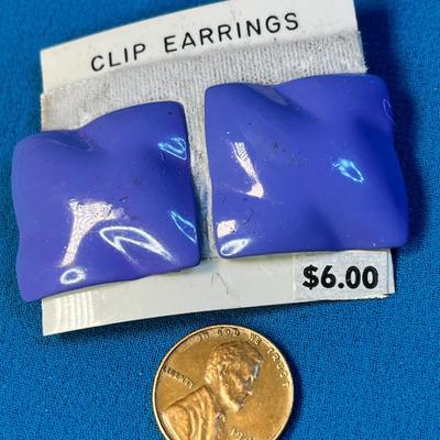 80's STYLE PURPLE WAVY SQUARE EARRINGS
