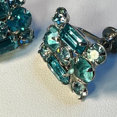 BEAUTIFUL VINTAGE TURQUOISE COLORED RHINESTONE EARRINGS