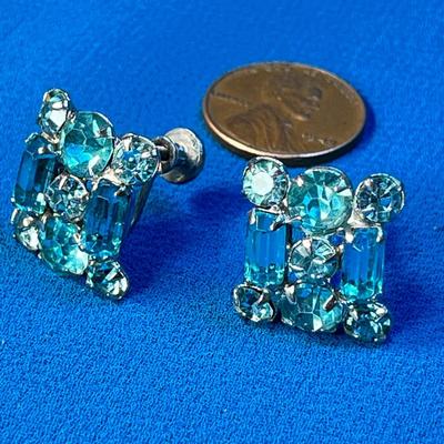 BEAUTIFUL VINTAGE TURQUOISE COLORED RHINESTONE EARRINGS