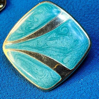 LOVELY PEARLY SWIRLY TURQUOISE ENAMELING IN GOLD TONE SETTING EARRINGS