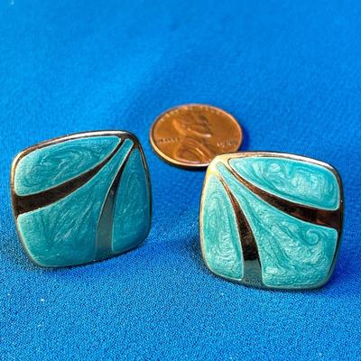 LOVELY PEARLY SWIRLY TURQUOISE ENAMELING IN GOLD TONE SETTING EARRINGS