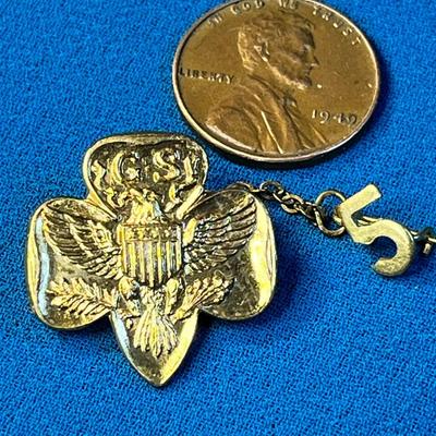 GIRL SCOUTS PIN w/ 5 YEAR MEMBERSHIP NUMERAL GUARD