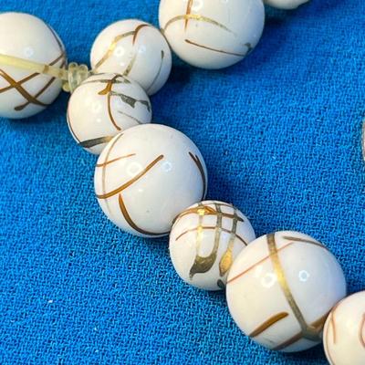 WHITE BEADS WITH GOLD ACCENT BRACELET