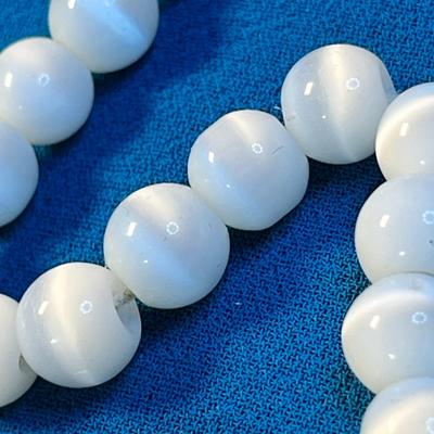 STRING OF PRETTY WHITE IRIDESCENT BEADS