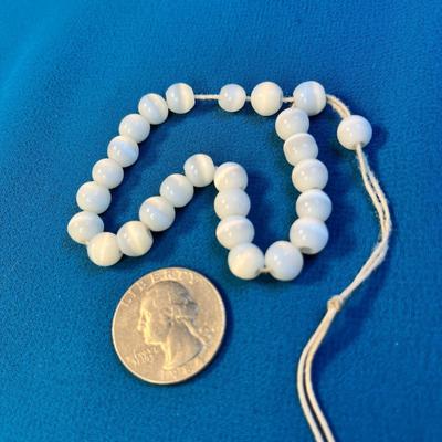 STRING OF PRETTY WHITE IRIDESCENT BEADS