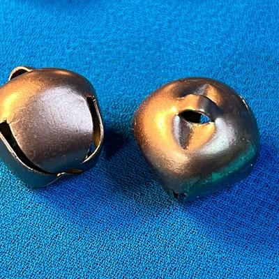 GROUP OF 17 COPPERY, GOLDY JINGLE BELLS