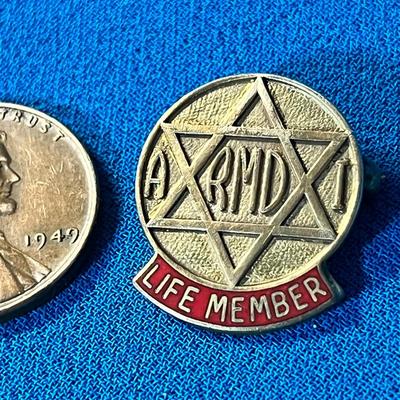 VINTAGE ARMDI (ISRAELI EQUIVALENT OF RED CROSS) ENAMELED PIN LIFE MEMBER 