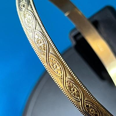 PRETTY GOLD TONE BANGLE BRACELET WITH RAISED DESIGN