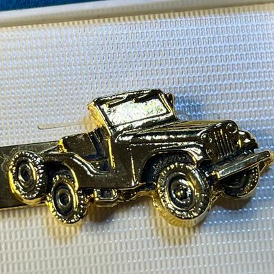 3-D GOLD TONE JEEP TIE BAR NICE DETAIL