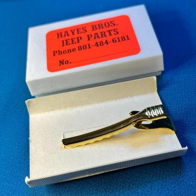 3-D GOLD TONE JEEP TIE BAR NICE DETAIL