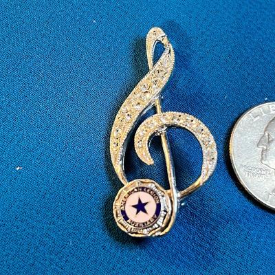 GLITTERY ENAMELED AMERICAN LEGION AUXILIARY PIN TREBLE CLEF MOTIF, RHINESTONES