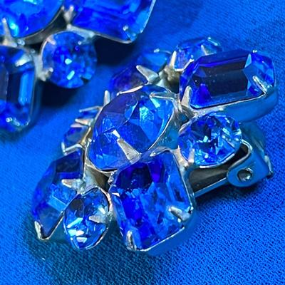 PRETTY BLUE ROUND & EMERALD CUT PRONG SET RHINESTONE EARRINGS