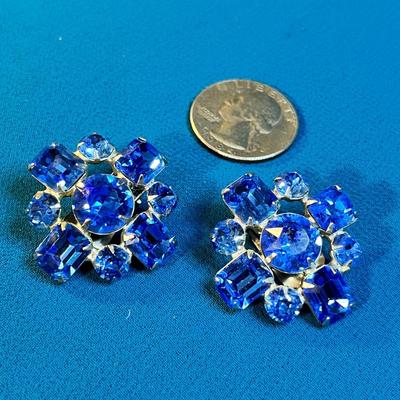 PRETTY BLUE ROUND & EMERALD CUT PRONG SET RHINESTONE EARRINGS