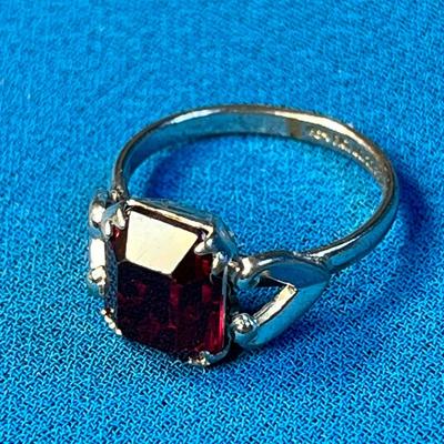 EMERALD SHAPE RUBY RED GLASS STONE IN SILVER TONE SETTING RING