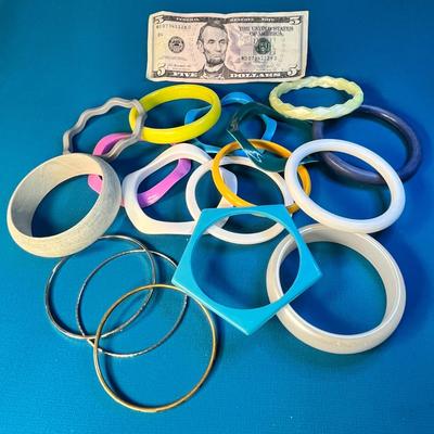 GROUP OF 17 ASSORTED BANGLE BRACELETS- SOME METAL, MOSTLY BRIGHT PLASTIC