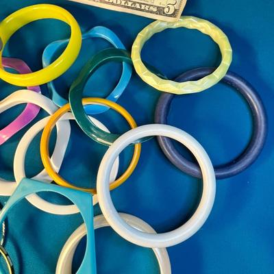 GROUP OF 17 ASSORTED BANGLE BRACELETS- SOME METAL, MOSTLY BRIGHT PLASTIC
