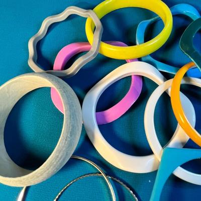 GROUP OF 17 ASSORTED BANGLE BRACELETS- SOME METAL, MOSTLY BRIGHT PLASTIC