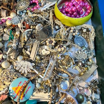 JUNKY JUNQUE JEWELRY PARTS AND PIECES BOX FULL