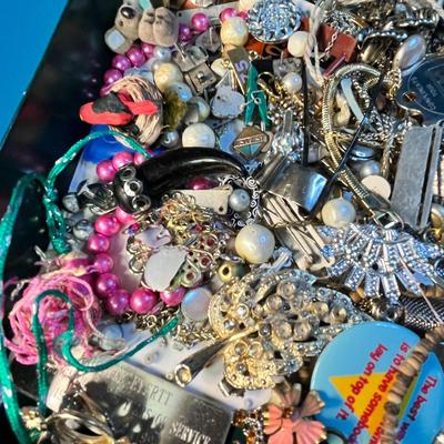 JUNKY JUNQUE JEWELRY PARTS AND PIECES BOX FULL