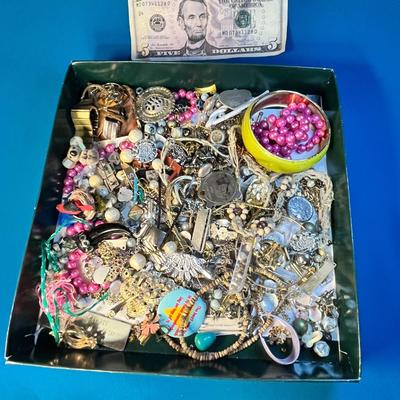 JUNKY JUNQUE JEWELRY PARTS AND PIECES BOX FULL