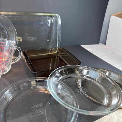 Vintage Pyrex baking glass pans