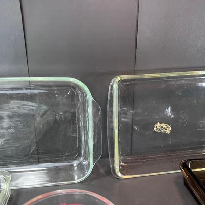 Vintage Pyrex baking glass pans