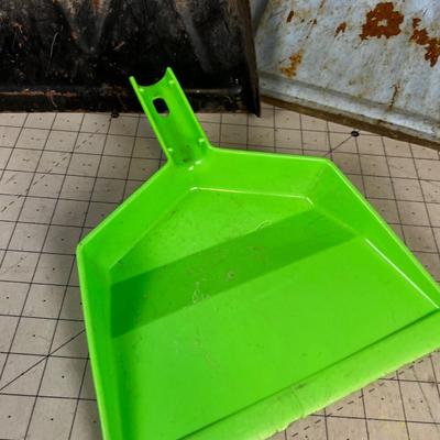 3 Dust Pans 