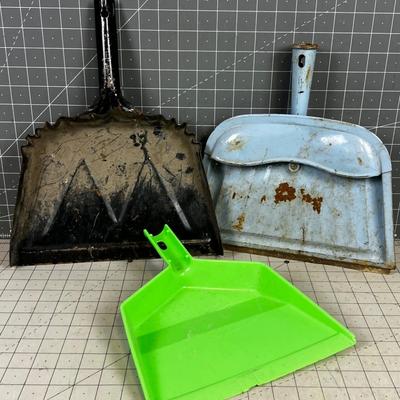 3 Dust Pans 
