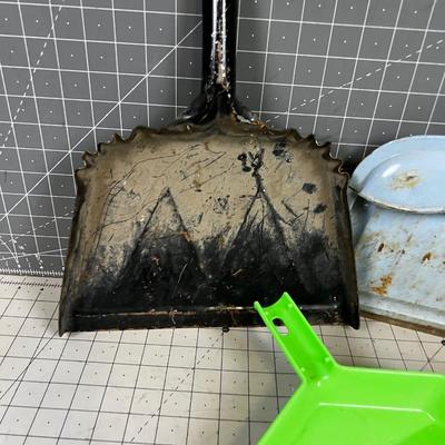 3 Dust Pans 
