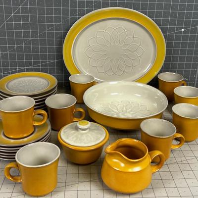 Fabulous Eldorado Earthenware FRANCISCAN Stoneware Partial Set Mustard Gold Flower Design