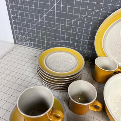 Fabulous Eldorado Earthenware FRANCISCAN Stoneware Partial Set Mustard Gold Flower Design